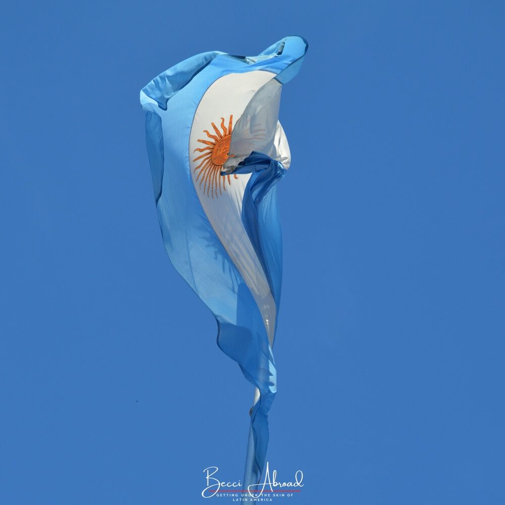 Det argentinske flag mod en blå himmel