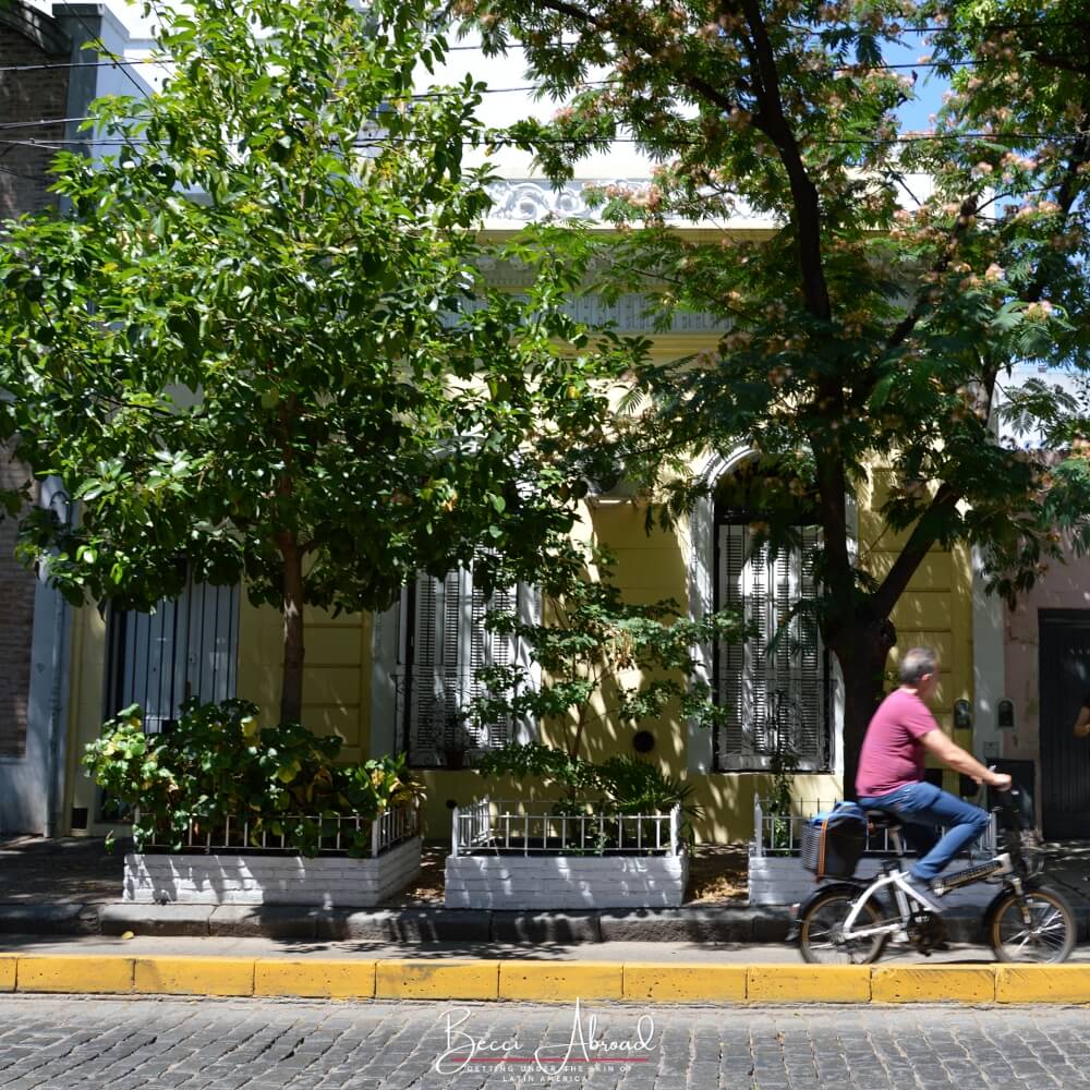 Mand på cykel i Buenos Aires