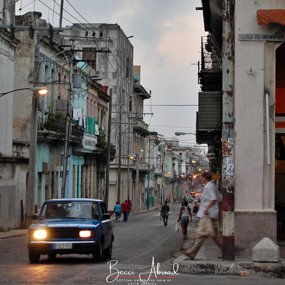 En bil kører på en gade i Havana, Cuba