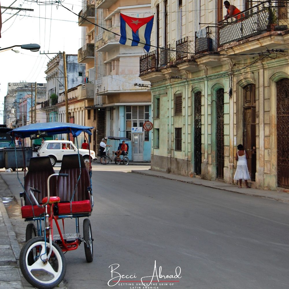 En cykeltaxa parkeret i en gade i Havana, Cuba