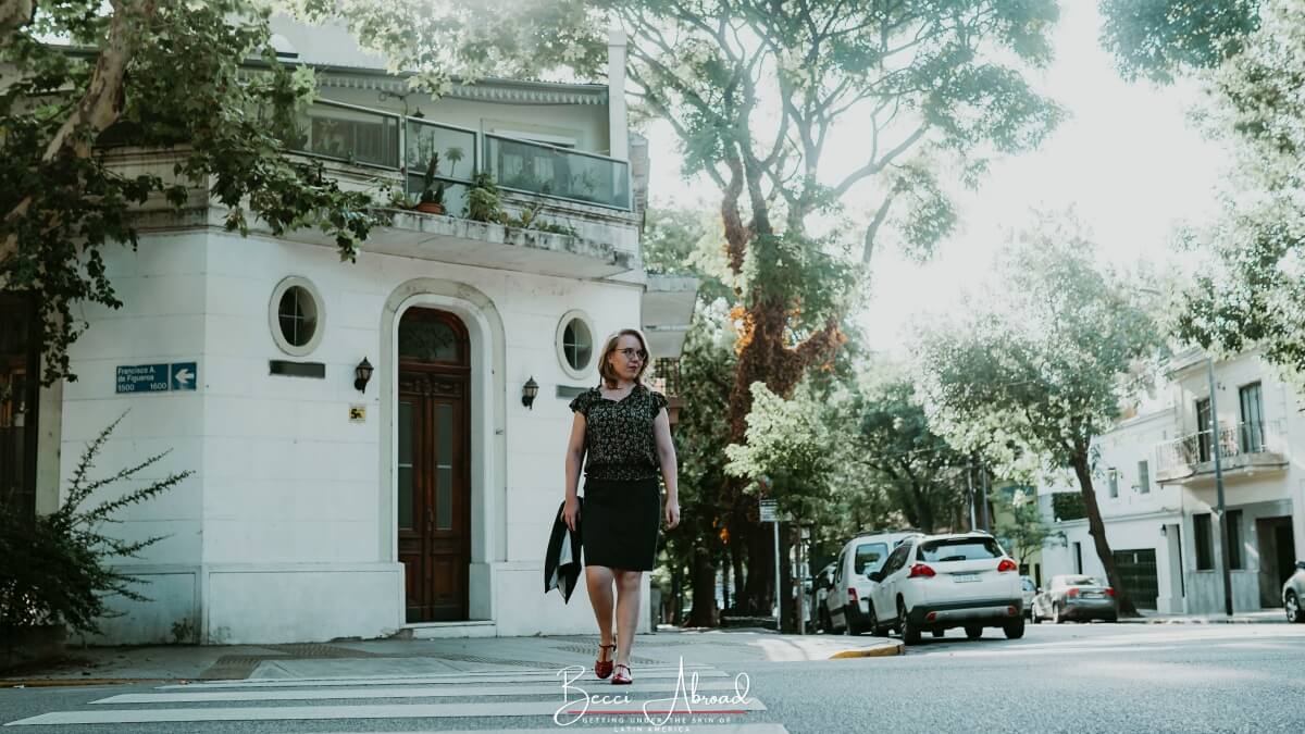 Kvinde krydser en vej i Buenos Aires