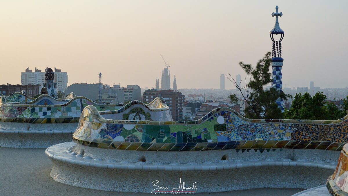 How to visit Park Güell: A close-up of the trencadís mosaics decorating Gaudí’s serpentine bench, a highlight of any trip to the park.