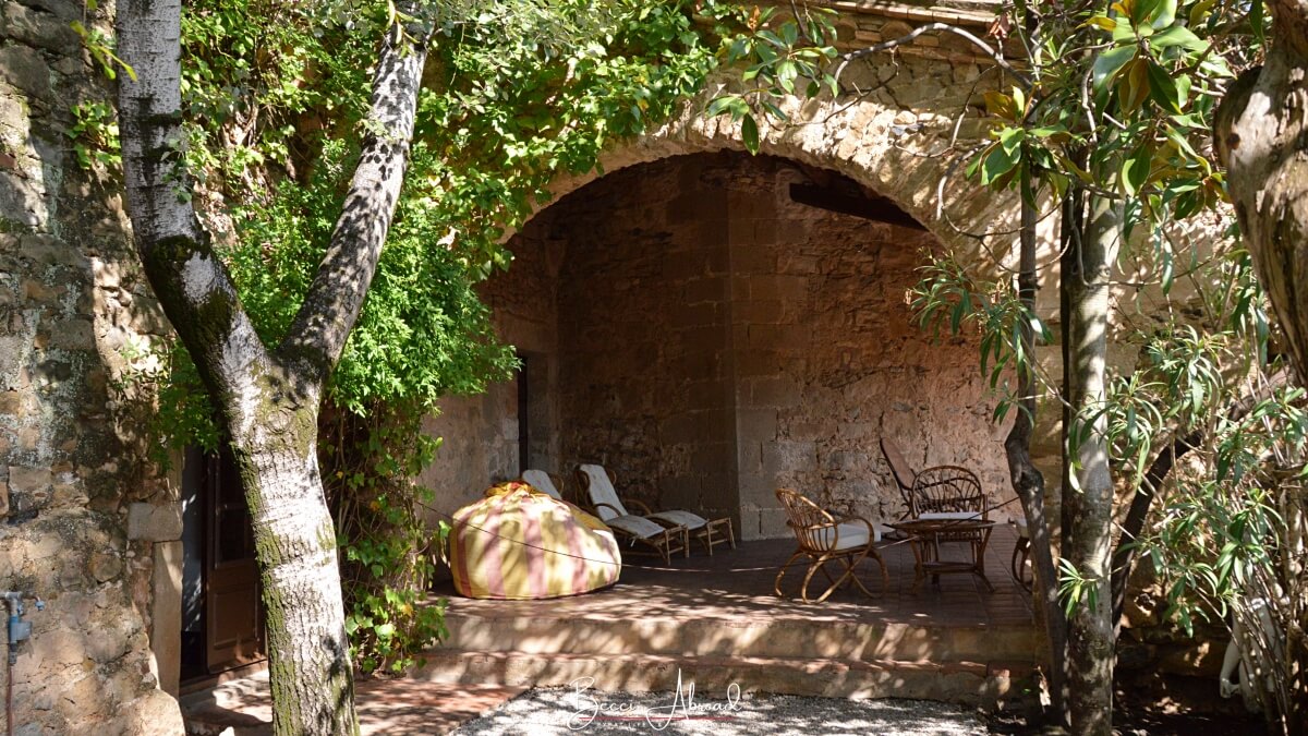 The patio of Gala Dalí Castle, a perfect day trip from Barcelona