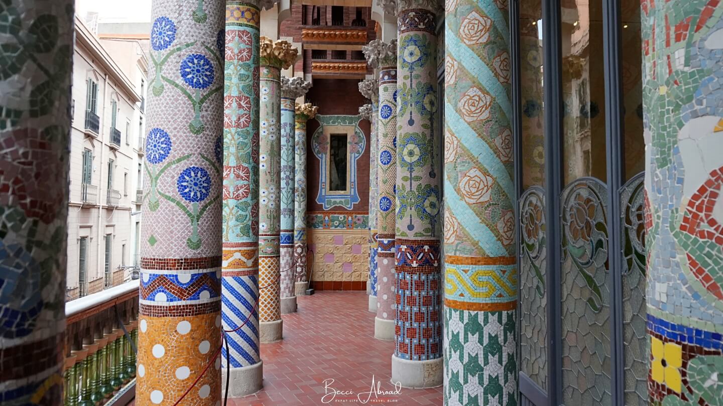 Balkonen, der er kendt som stenhaven i paladset for catalansk musik i Barcelona