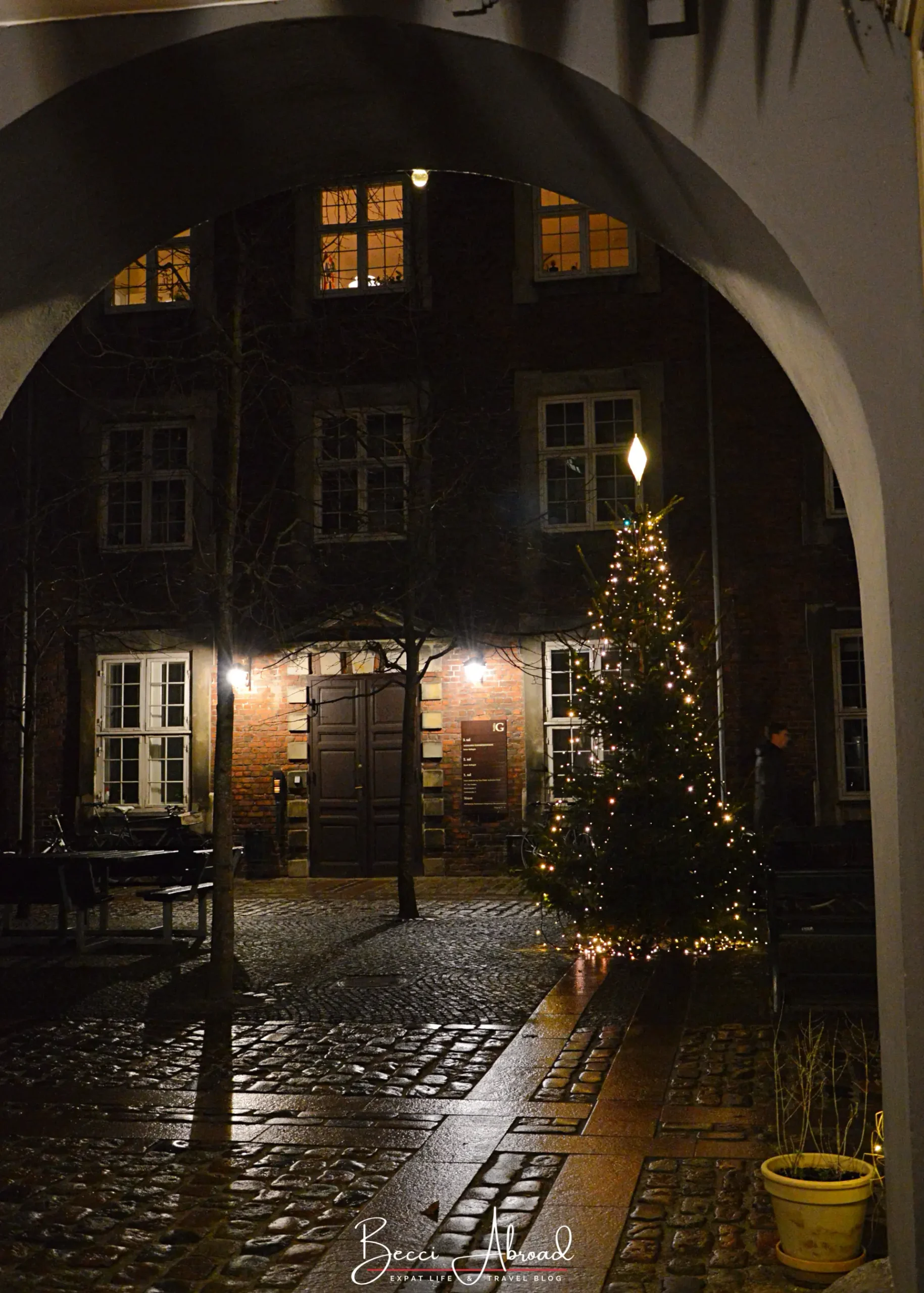 danish christmas traditions,christmas in denmark,how do danes celebrate christmas,when do danes celebrate christmas,Danish Christmas tradition